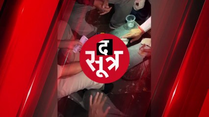 बैतूल में जुआरियों के साथ बैठकर जुआ खेल रहे हैड कॉन्स्टेबल, देखें वीडियो