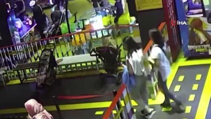 Son dakika 3. sayfa: Sarıyer'de Vadistanbul'da hırsızlık kamerada: Çantayı hırkasıyla kamufle edip çaldı