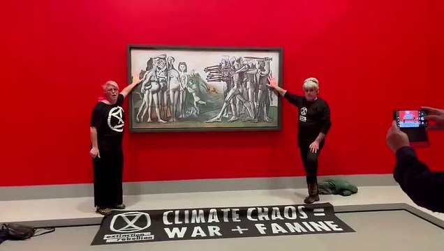 Ativistas pelo clima colam-se a quadro de Picasso na Austrália