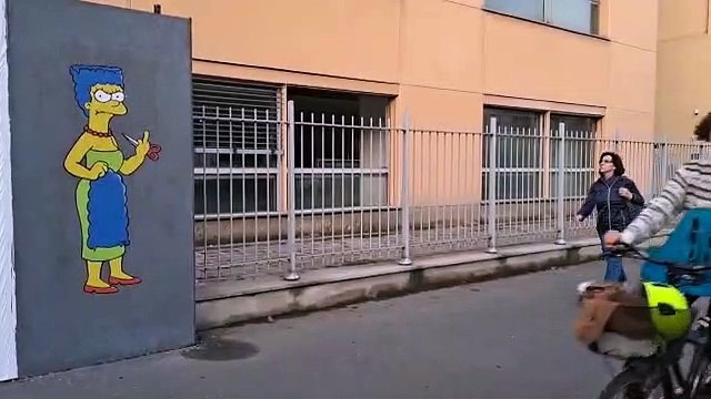 Marge Simpson mostra il dito medio davanti al consolato iraniano