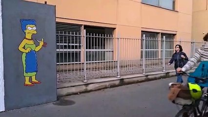 Marge Simpson mostra il dito medio davanti al consolato iraniano