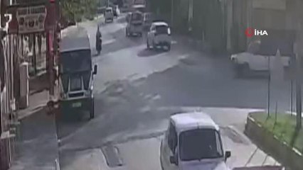 Dönüş yapamayan otomobil motosiklete böyle çarptı