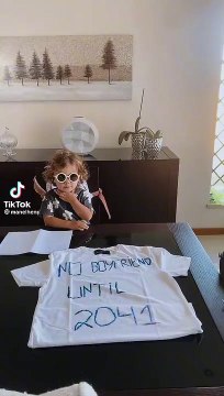 Kızıyla sözleşme imzaladı; 2041 yılına kadar erkek arkadaş yok