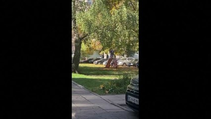 Curiosa imagen de varios niños cantando el himno nacional en un parque de Kiev