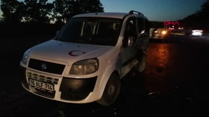 BURSA'DA HATALI 'U' DÖNÜŞÜ YAPAN ARAÇ KAZAYA NEDEN OLDU; 4 YARALI