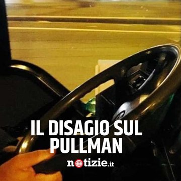 Mezzi pubblici a Roma, passeggero fuma sul bus