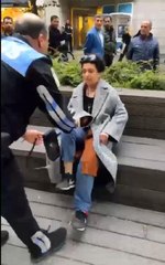 ÇANTASIYLA ÇEVREDEKİLERE SALDIRMIŞTI; BİPOLAR KİŞİLİK BOZUKLUĞU TESPİT EDİLDİ