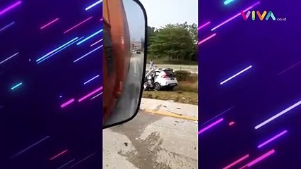 Seruduk Truk Kontainer, Minibus Remuk di Tol Cipali