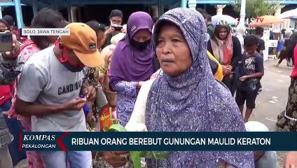 Ribuan Orang Berebut Gunungan Maulid Keraton