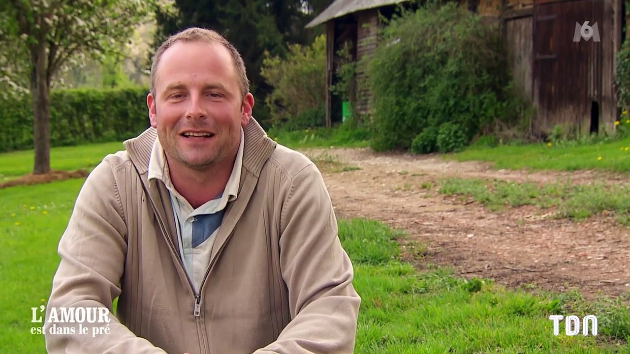 La balade très coquine en tracteur d'un couple de l'Amour est dans le pré !