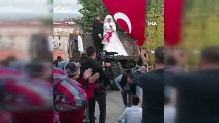 Operatör damat, gelinini evinden kepçeyle aldı