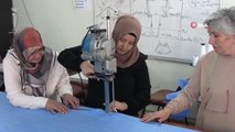 Tekstil atölyesine dönüştürülen kurs merkezinde çalışan kadınlar aile bütçesine katkı sağlıyor