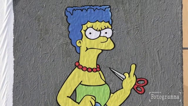 A Milano riappare il murale di Marge Simpson che si taglia i capelli
