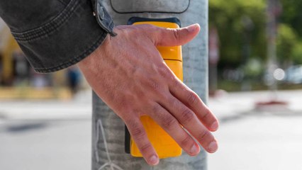 Aufgeklärt: DAS bewirkt der mysteriöse Knopf unter dem Ampelkasten