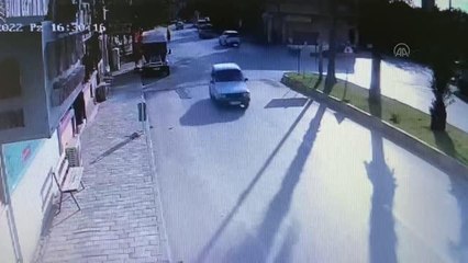 Otomobilin çarptığı elektrikli bisikletin sürücüsü yaralandı