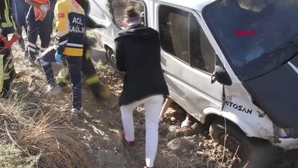 MANİSA'DA ŞARAMPOLE YUVARLANAN MİNİBÜSÜN SÜRÜCÜSÜ YARALANDI