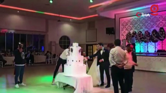 Düğün pastasından damadın kuzeni çıktı; Gelin ve damadın aklı gitti