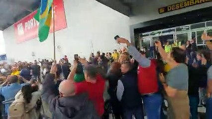 Bolsonaro deixa aeroporto de Navegantes para agenda em SC