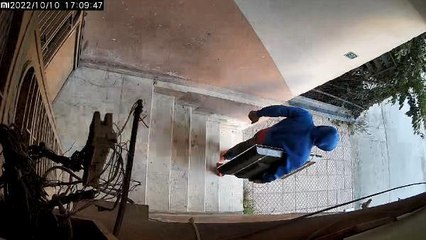 EVDEN TELEVİZYON HIRSIZLIĞI APARTMAN KAMERASINDA