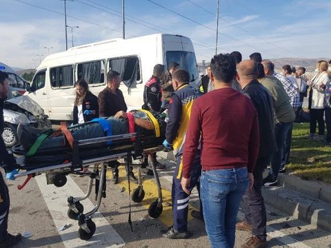 Ankara gündem: Ankara'da hafif ticari araç ile servis minibüsü çarpıştı 8 yaralı