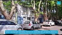 Temor vecinal por extrañas marcas en viviendas de un barrio platense