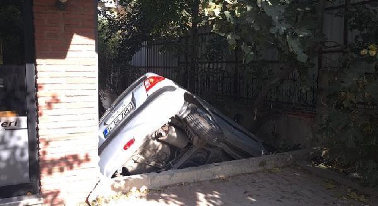 Son dakika haber | İSTANBUL-HAMİLE KIZINI HASTANEYE GÖTÜRÜRKEN KAZA YAPTI, OTOMOBİL APARTMAN BAHÇESİNE DÜŞTÜ