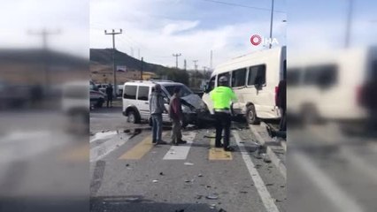 Son dakika 3. sayfa: Servis minibüsünün karıştığı trafik kazasında 10 işçi yaralandı