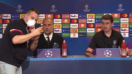 Groupe G - Quand un journaliste prend un selfie avec Pep Guardiola en conférence de presse...