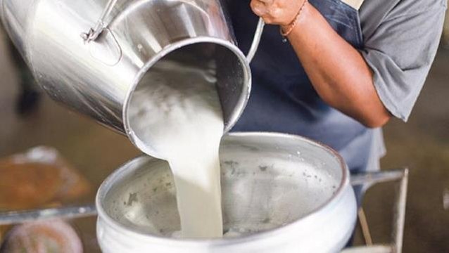 Çiğ sütün fiyatı 8,5 liraya, destekleme primleri ise 50 kuruşa çıktı! Üreticinin eline litre başına 9 lira geçecek