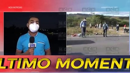 Volvían de viaje y su esposo se fue adelante junto a su hija en moto y encontró a su esposo muerto