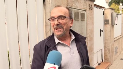 Un poste de la luz atraviesa el balcón de una casa en Sant Quirze del Vallès