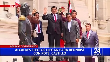 Alcaldes llegan a Palacio de Gobierno tras invitación del presidente Castillo