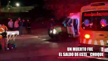 Download Video: Un hombre murió y otro resultó lesionado tras chocar su Tsuru contra el muro de Periférico Nuevo