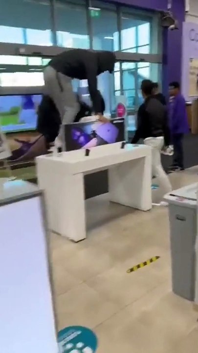 Ils viennent voler un apple store en pleine journée