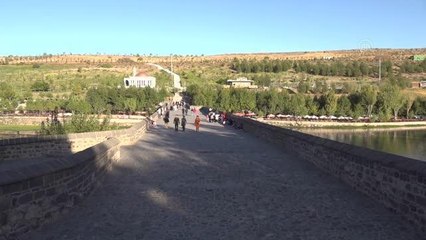 DİYARBAKIR - Kadın muhtar düzenlediği uçurtma şenliğiyle kız çocuklarının yüzünü güldürdü