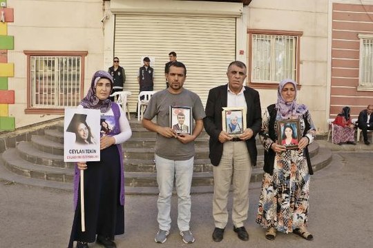 EVLAT NÖBETİNDEKİ AİLELER 'DÜNYA KIZ ÇOCUKLARI GÜNÜ'NDE ÇOCUKLARINI İSTEDİ