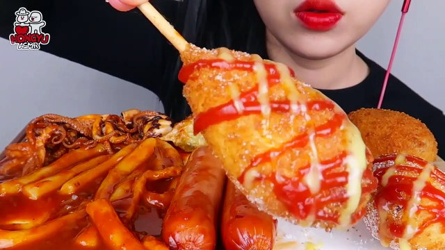 ASMR SPICY OCTOPUS NOODLES TTEOKBOKKI, SAUSAGE, CORN DOGS 쭈꾸미 떡볶이, 소시지, 핫도그 먹방 EATING SOUNDS