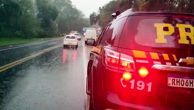 Veículos saem da pista após colisão na BR-277 em Nova Laranjeiras