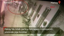 Hatay’da istek şarkıyı bilmeyen müzisyenin yüzünde şişe kırdılar