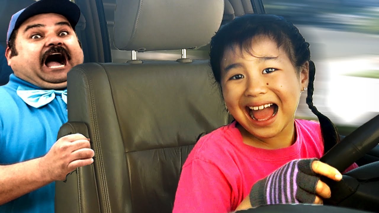 Jannie and Andrew Pretend Play Fun VR Video Games for Kids - Fun Superheroes Driving and More