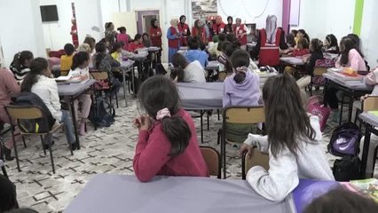 Ailelerinden uzakta pansiyonda kalan kız öğrencilere yaş pasta sürprizi