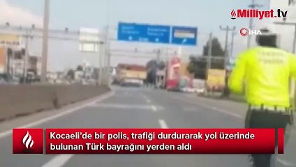 Yere düşen Türk bayrak için trafiği durdurdu
