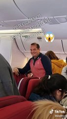 Escapó de su trabajo para irse de viaje, pero se encontró a su jefe en el avión