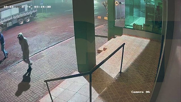 Ladrões abrem carro em segundos e o levam embora empurrando