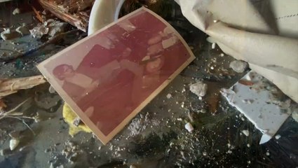 Residents save what they can after Hurricane Ian