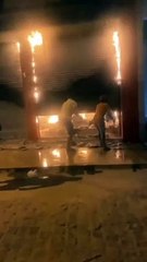 Populares e bombeiros lutam para apagar incêndio que atingiu loja de confecções em Sousa