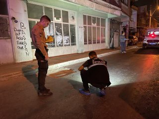 Tartıştığı gruba silahla ateş eden kişi arada kalan babasını da vurdu