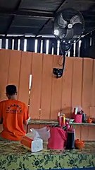 Salah satu baju yg lagi firal di kalangan tiktok,memiliki kata-kata yang membuat pikiran kita traveling,apakah diantara kalian ingin membelinya?