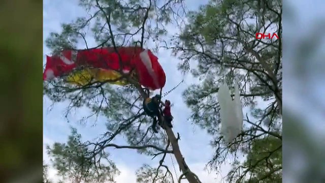 Paraşütü ağaca takılan pilotu JAK kurtardı