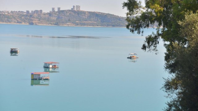Göldeki duba üstü kaçak yapılar, kıyıya çekilmeye başlandı